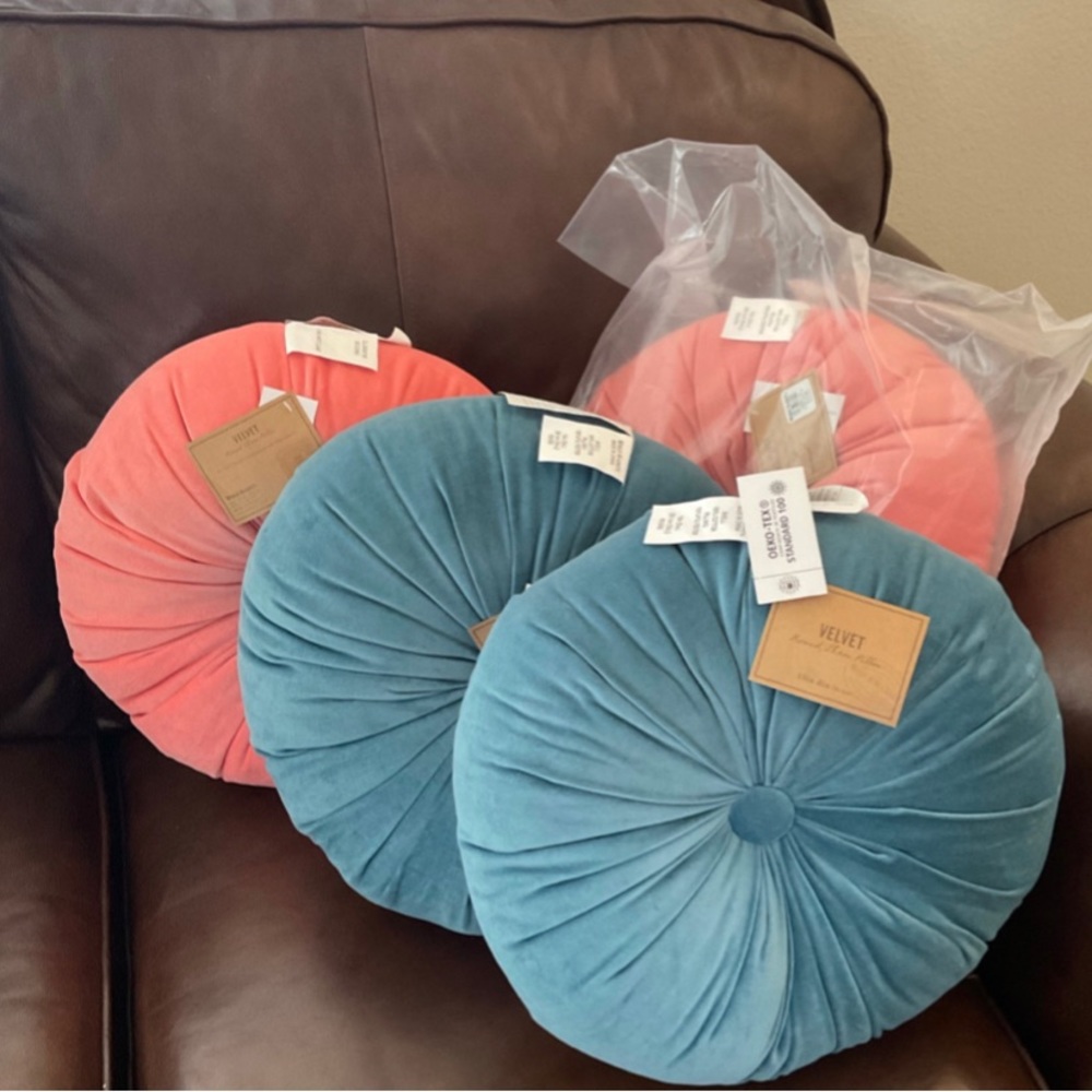1 Blue round pillow
